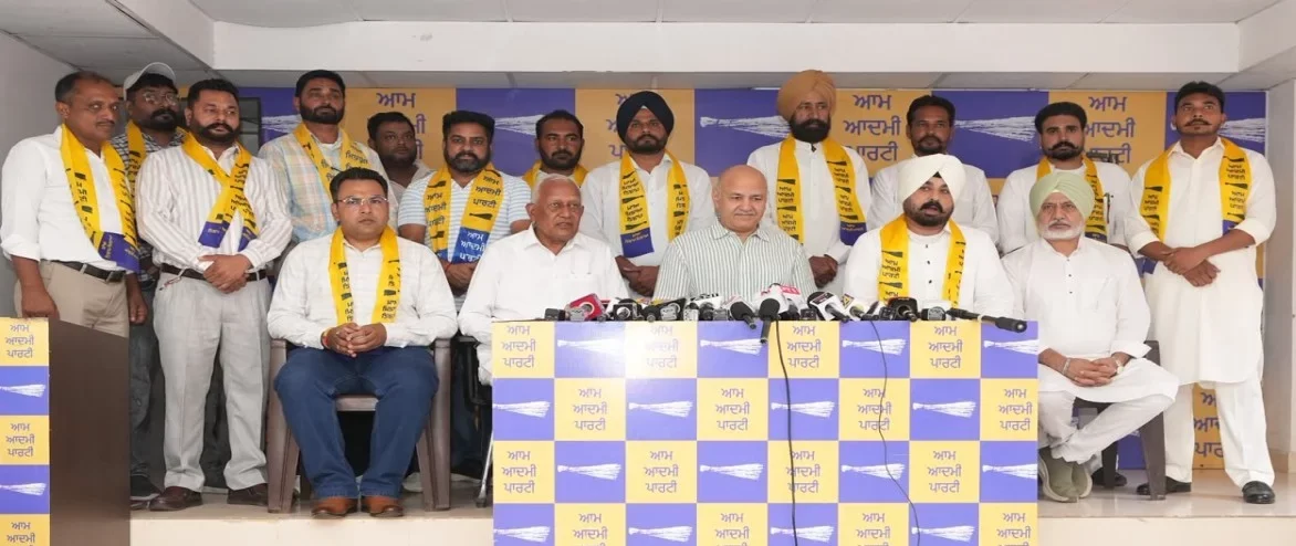 कांग्रेस को झटका, पंजाब में आप का कुनबा बढ़ा; कई पुराने नेता और स्थानीय चेहरे हुए शामिल
