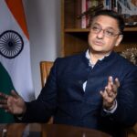 रुपया कितना गिरे, इसे बाजार पर छोड़ना चाहिए : PM की आर्थिक सलाहकार परिषद के सदस्य संजीव सान्याल की राय
