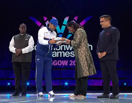 भारत ने संभाली 2030 कॉमनवेल्थ गेम्स की जिम्मेदारी, ग्लासगो में रंगारंग समापन समारोह के बीच मशाल और ध्वज का हुआ हस्तांतरण