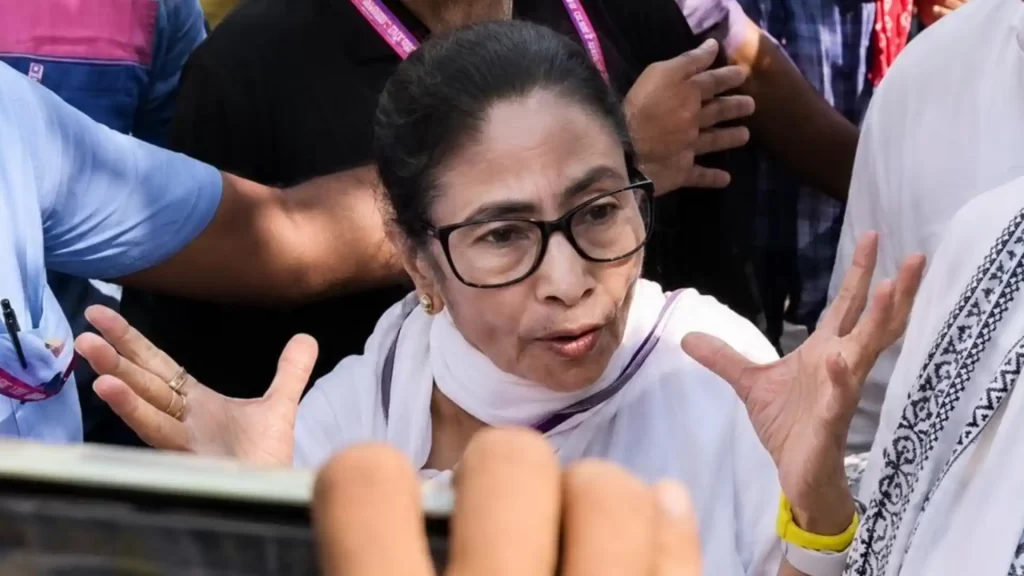 ममता की कार पर पत्थरबाजी का आरोप, बोलीं- खिड़की खुली होती तो जान जा सकती थी; सुवेंदु ने कहा- यह लोगों का गुस्सा