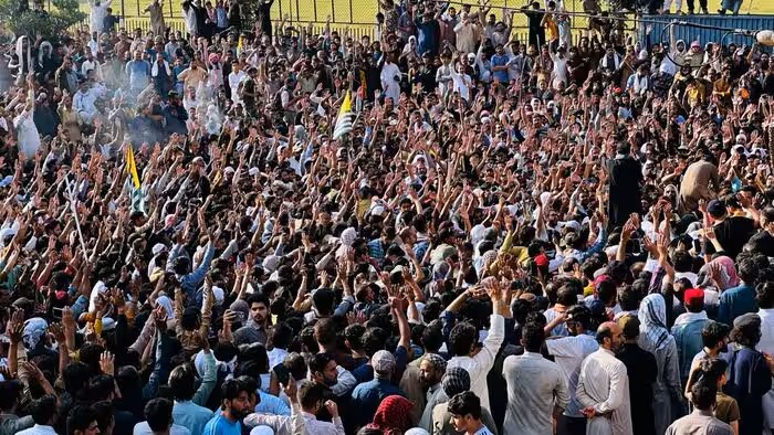 पीओके से इस्लामाबाद तक भड़का विरोध, चुनावी विवाद के बीच शहबाज सरकार और सेना पर बढ़ा दबाव