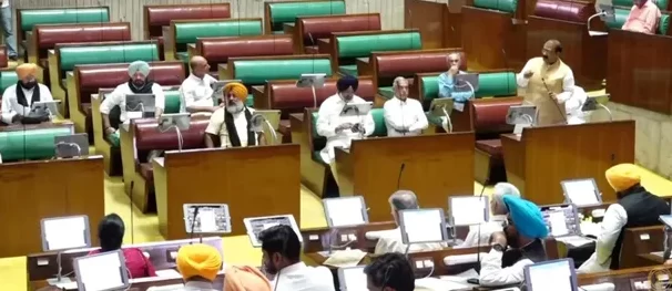पंजाब में खनन को लेकर सियासी संग्राम तेज, कमेटी की मांग पर कांग्रेस ने छोड़ा सदन; सरकार ने गिनाईं उपलब्धियां पंजाब में खनन को लेकर सियासी संग्राम तेज, कमेटी की मांग पर कांग्रेस ने छोड़ा सदन; सरकार ने गिनाईं उपलब्धियां