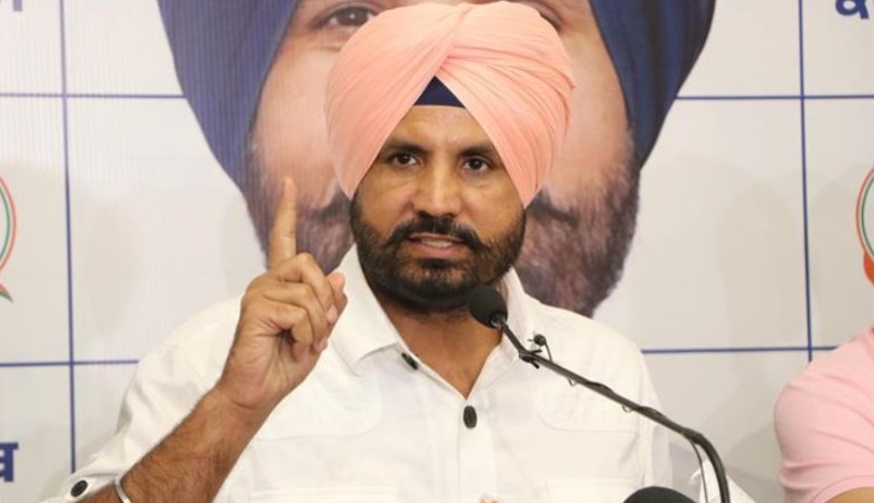 डीए के लिए सड़क पर उतरे कर्मचारियों के समर्थन में कांग्रेस, राजा वड़िंग बोले- सरकार के पास प्रचार का पैसा, कर्मचारियों के हक का नहीं डीए के लिए सड़क पर उतरे कर्मचारियों के समर्थन में कांग्रेस, राजा वड़िंग बोले- सरकार के पास प्रचार का पैसा, कर्मचारियों के हक का नहीं