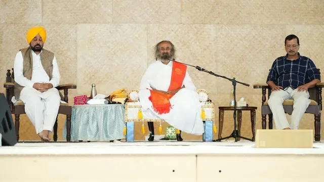 बेंगलुरु में आध्यात्मिक रंग में रंगे पंजाब के सीएम मान, केजरीवाल-सिसोदिया संग श्री श्री रविशंकर से लिया आशीर्वाद बेंगलुरु में आध्यात्मिक रंग में रंगे पंजाब के सीएम मान, केजरीवाल-सिसोदिया संग श्री श्री रविशंकर से लिया आशीर्वाद