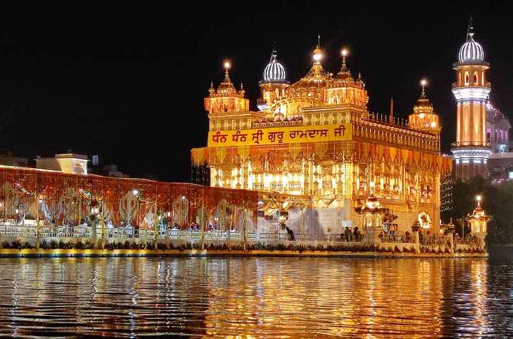 फूलों की महक, दीपों की रोशनी और गुरबाणी की गूंज… पहले प्रकाश पर्व पर श्री हरिमंदिर साहिब में दिखा अद्भुत नजारा फूलों की महक, दीपों की रोशनी और गुरबाणी की गूंज… पहले प्रकाश पर्व पर श्री हरिमंदिर साहिब में दिखा अद्भुत नजारा