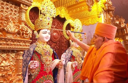 पेरिस में साकार हुआ 56 साल पुराना सपना, भव्य हिंदू मंदिर में हुई प्राण प्रतिष्ठा