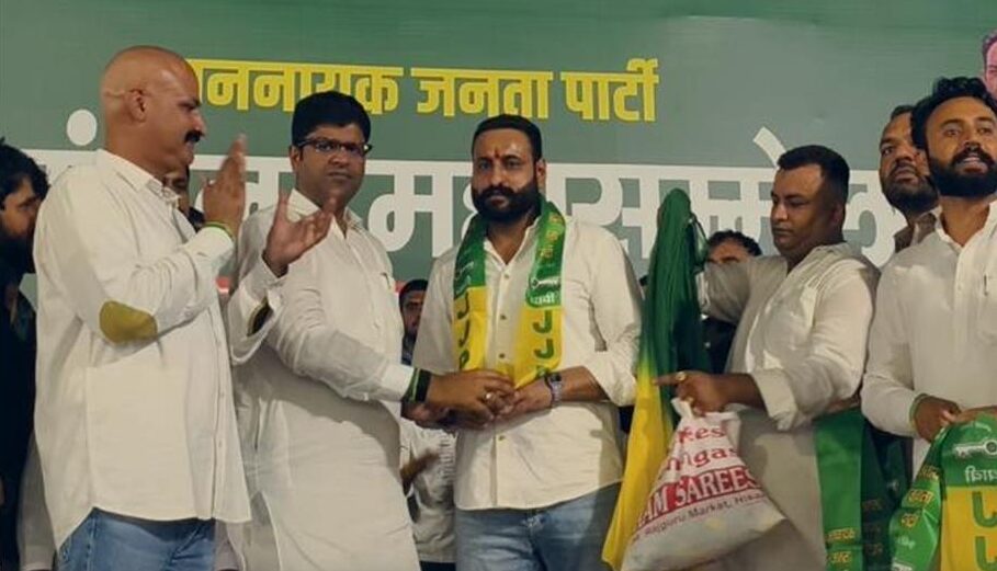 हिसार में जेजेपी का शक्ति प्रदर्शन, भाजपा नेता बबलू खटाना ने थामा दुष्यंत चौटाला का साथ हिसार में जेजेपी का शक्ति प्रदर्शन, भाजपा नेता बबलू खटाना ने थामा दुष्यंत चौटाला का साथ