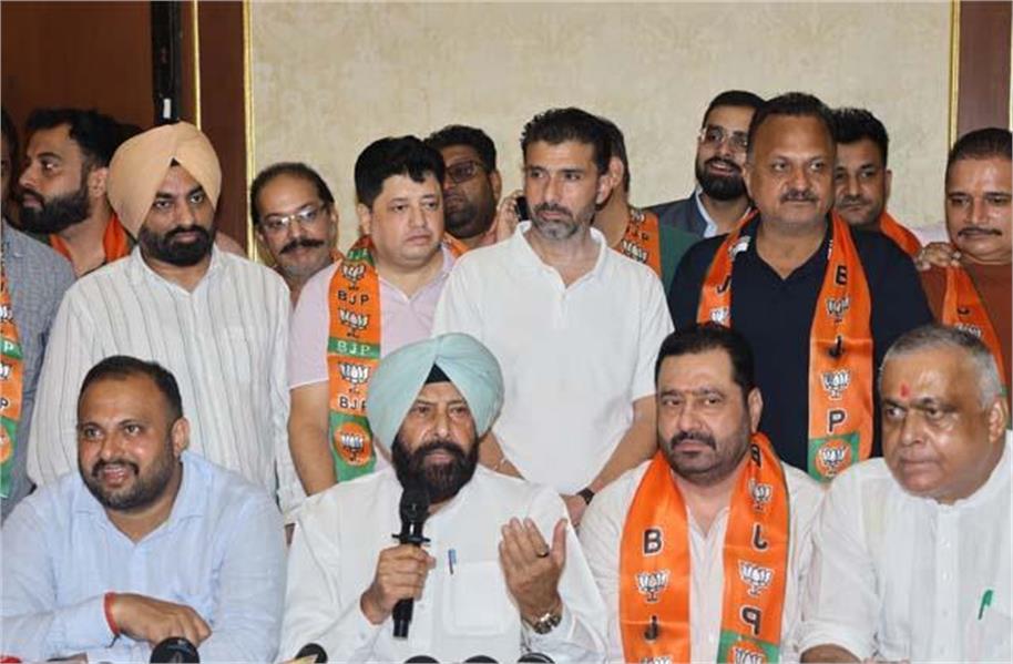 पंजाब में ट्रांसफर-पोस्टिंग को लेकर BJP का AAP पर वार, केवल ढिल्लों बोले- भ्रष्टाचार के आरोपों पर CM दें जवाब पंजाब में ट्रांसफर-पोस्टिंग को लेकर BJP का AAP पर वार, केवल ढिल्लों बोले- भ्रष्टाचार के आरोपों पर CM दें जवाब