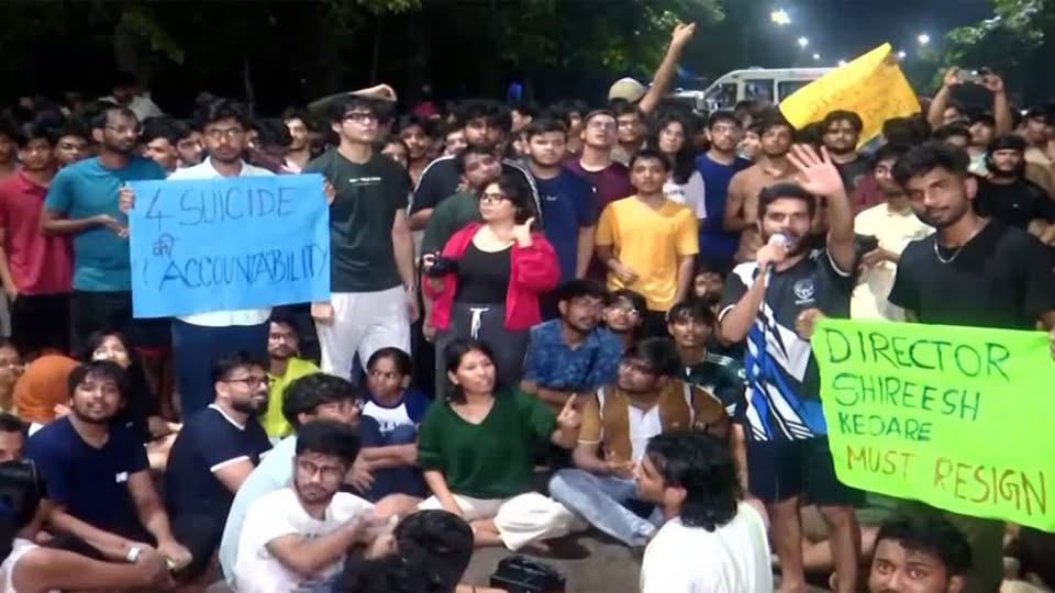 IIT बॉम्बे में छात्र की मौत के बाद कैंपस में बवाल, ChatGPT वाले एग्जाम विवाद से जुड़ा मामला; छात्रों के प्रदर्शन के बाद मिड-सेमेस्टर परीक्षा टली IIT बॉम्बे में छात्र की मौत के बाद कैंपस में बवाल, ChatGPT वाले एग्जाम विवाद से जुड़ा मामला; छात्रों के प्रदर्शन के बाद मिड-सेमेस्टर परीक्षा टली