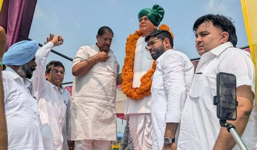 देवीलाल की 113वीं जयंती पर जेजेपी ने गिनाईं जनकल्याण की नीतियां, अजय चौटाला ने किया प्रतिमा का अनावरण