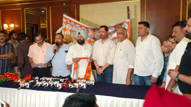 जालंधर नॉर्थ में AAP को झटका, ढल्ल बंधुओं ने थामा भाजपा का दामन; चुनावी समीकरण बदलने के संकेत जालंधर नॉर्थ में AAP को झटका, ढल्ल बंधुओं ने थामा भाजपा का दामन; चुनावी समीकरण बदलने के संकेत