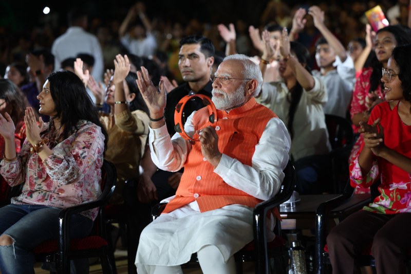 Gen-Z के बीच PM मोदी का नया अंदाज: भजन क्लबिंग में बजाई खंजरी, युवाओं से जुड़ने की कोशिशों के बीच चुनावी वोटर लिस्ट पर भी सियासत