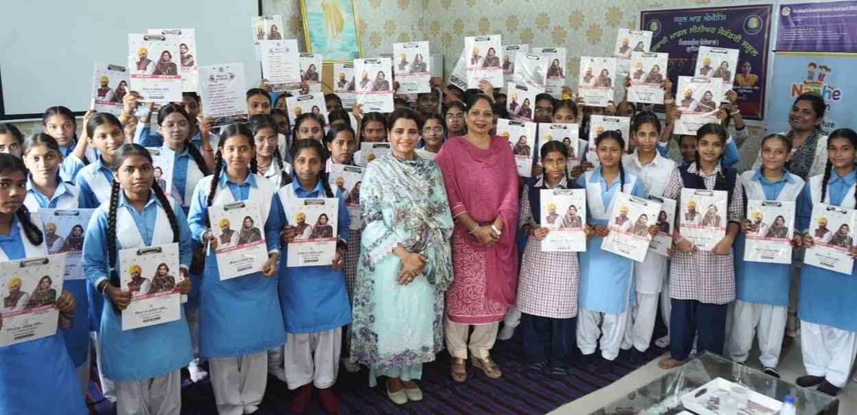 ‘नन्हे कदम’ के तहत रुचि बावा ने 390 बच्चों से किया संवाद, स्टेशनरी बांटने के साथ बाल अधिकारों के प्रति किया जागरूक