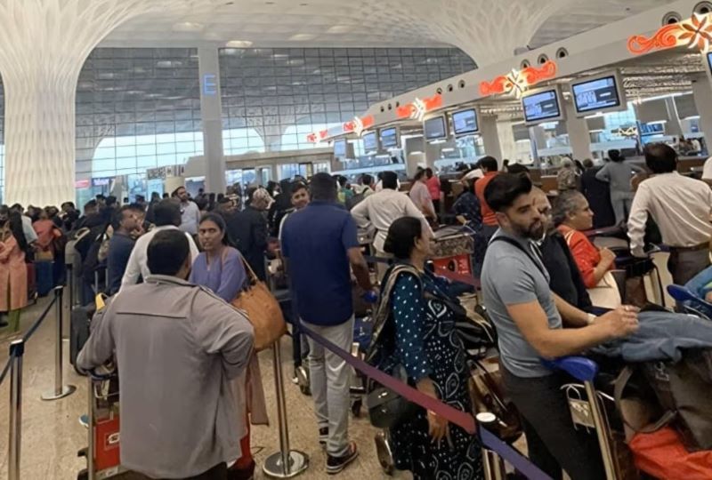 दिल्ली से दुबई जाना पड़ा भारी! 2 फ्लाइट घंटों लेट, एयरपोर्ट पर यात्रियों का प्रदर्शन