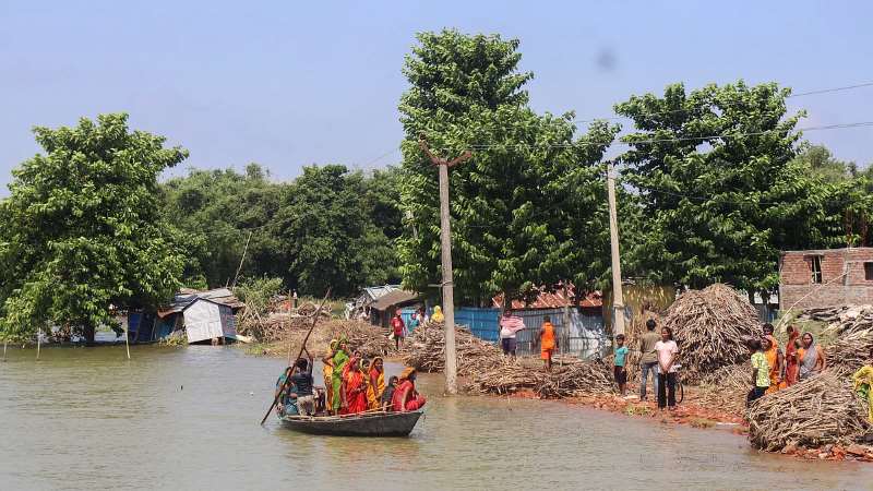 मौसम का बिगड़ा मिजाज: यूपी के 72 जिलों में बारिश का अलर्ट, केदारनाथ में हेलमेट के बिना यात्रा पर रोक; बिहार की 5 नदियां खतरे के निशान से ऊपर
