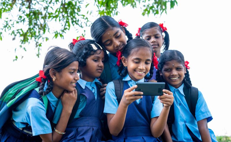मोबाइल ने बदली बच्चों की पढ़ाई की आदत, स्क्रीन बढ़ी तो रीडिंग के साथ मैथ्स-साइंस भी कमजोर