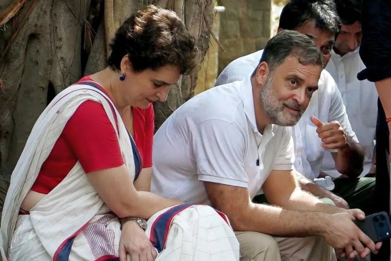 SIR के मुद्दे पर राहुल का आक्रामक रुख, 48 घंटे में 14 घंटे मैदान में; हिरासत के बावजूद नहीं थमा विरोध SIR के मुद्दे पर राहुल का आक्रामक रुख, 48 घंटे में 14 घंटे मैदान में; हिरासत के बावजूद नहीं थमा विरोध