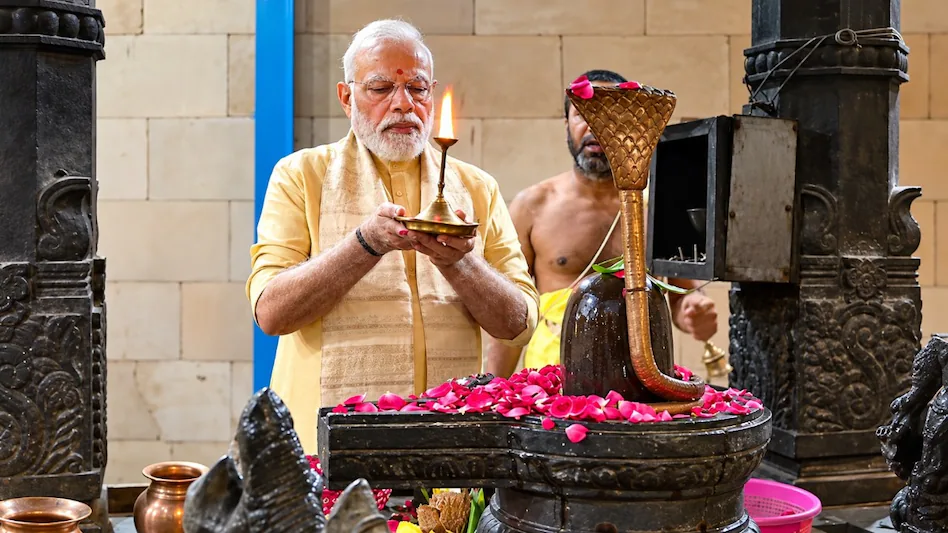 गुजरात से देश की सत्ता तक 25 साल का सफर, आज खास दिन पर श्री विनायक मंदिर पहुंचे पीएम मोदी