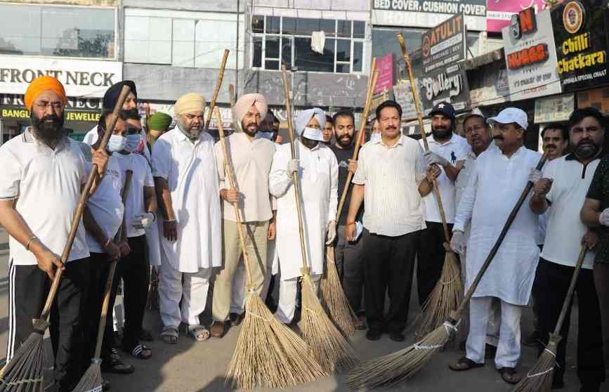 गांधी जयंती पर पंजाब भाजपा का स्वच्छता अभियान, बीएल संतोष और केवल ढिल्लों ने कार्यकर्ताओं संग की सफाई गांधी जयंती पर पंजाब भाजपा का स्वच्छता अभियान, बीएल संतोष और केवल ढिल्लों ने कार्यकर्ताओं संग की सफाई