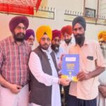 जंडियाला गुरु के 291 परिवारों को मिला संपत्ति का कानूनी प्रमाण, हरभजन सिंह ईटीओ ने बांटे मालिकाना कार्ड