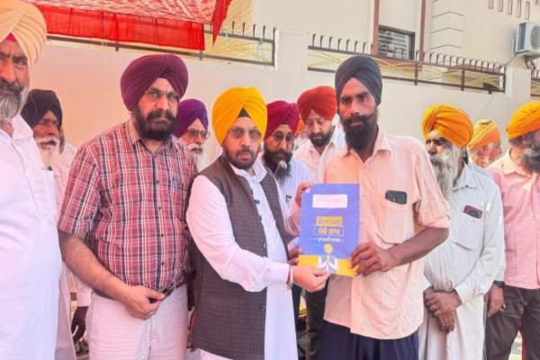 जंडियाला गुरु के 291 परिवारों को मिला संपत्ति का कानूनी प्रमाण, हरभजन सिंह ईटीओ ने बांटे मालिकाना कार्ड