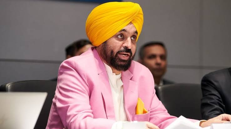पेरिस से लौटे भगवंत मान को दिल्ली एयरपोर्ट पर रोकने का दावा, ₹50 हजार के चालान पर AAP ने उठाए सवाल पेरिस से लौटे भगवंत मान को दिल्ली एयरपोर्ट पर रोकने का दावा, ₹50 हजार के चालान पर AAP ने उठाए सवाल