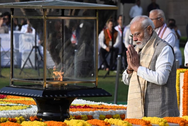 महात्मा गांधी जयंती पर स्वच्छता का संकल्प: PM मोदी ने राजघाट पर दी श्रद्धांजलि, लाल बहादुर शास्त्री जयंती भी आज