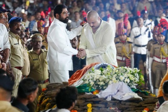 नाना पाटेकर को राजकीय सम्मान के साथ अंतिम विदाई, बेटे मल्हार ने दी मुखाग्नि; परिवार और प्रशंसकों की आंखें हुईं नम