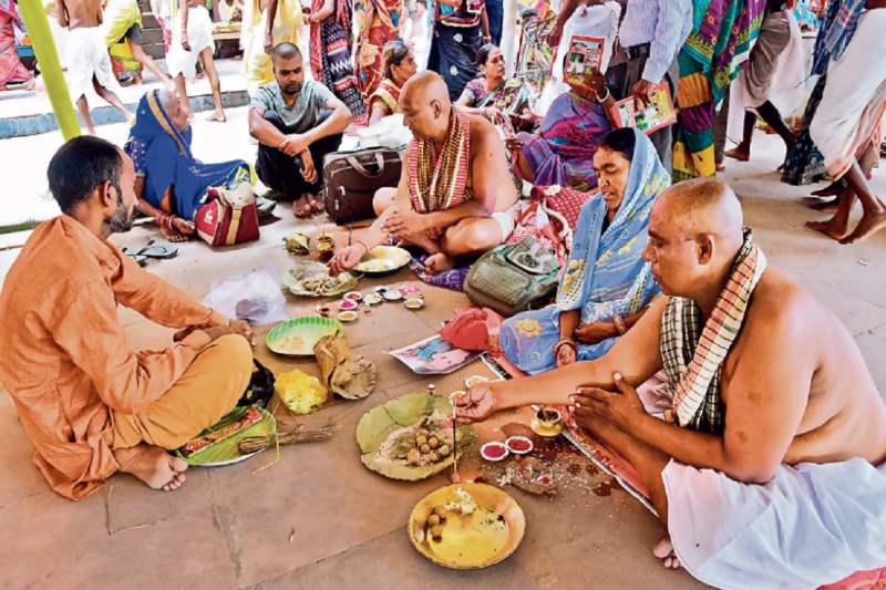 सर्व पितृ अमावस्या पर आज पितरों की विदाई, शनिवार को शनिदेव की पूजा का भी संयोग; जानें शुभ मुहूर्त, राहुकाल और दिशाशूल